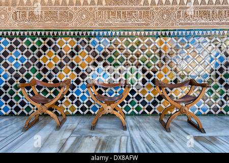 Stühle und bunten Fliesen in den Patio de Los Mapuches. Gericht der Myrten, Nasriden Palast, Alhambra, Granada, Spanien Stockfoto