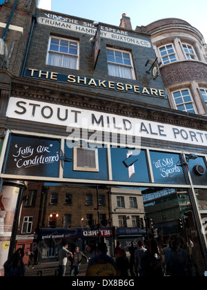 Außenansicht des Shakespeare Truman Hanbury Buxton Pub und Schild auf der Bethnal Green Road in London E2 England Großbritannien KATHY DEWITT Stockfoto