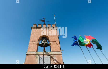 Der Glockenturm am Torre De La Vela, der Wachturm auf der Alcazaba Stockfoto