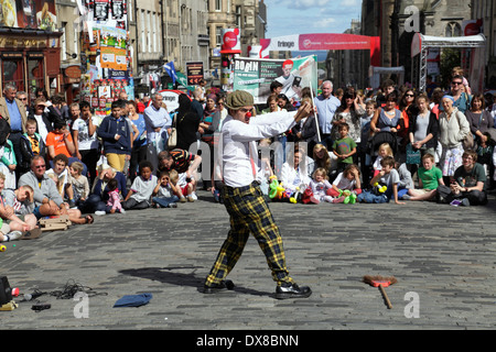 Street Performer Comedian Pedro Tochas aus Portugal unterhält ein Publikum auf der Royal Mile beim Edinburgh International Festival Fringe, Schottland, Großbritannien Stockfoto