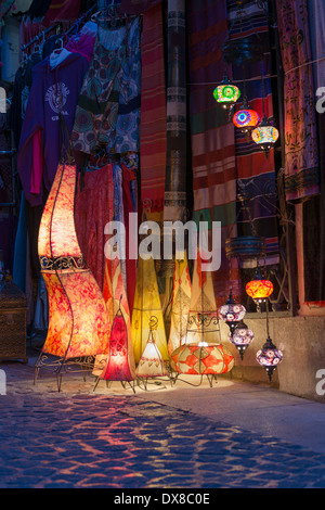 Bunte Lampen auf dem Display vor einem Geschäft in El Albayzin Granada Spanien Stockfoto