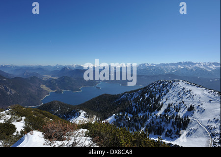 Blick über Walchensee, Walchensee vom Herzogstand Gipfel im Winter, Bayern, Deutschland Stockfoto