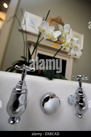 Ein Luxus-Badezimmer in einem Stadthaus UK Stockfoto