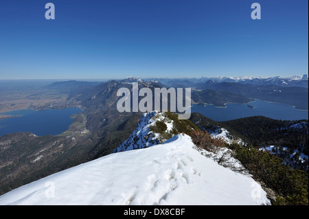 Blick über den Walchensee, Kochelsee, Walchensee und Kochel See vom Herzogstand Gipfel im Winter, Bayern, Deutschland Stockfoto