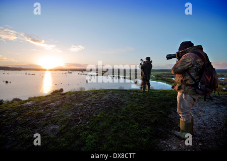 Foto-Enthusiasten sehen Morgenwache über die überfluteten Felder der Somerset Levels aus Graben prahlen in der Nähe von Burrowbridge UK Stockfoto