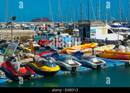 Jetskis, Wassersport Zentrum Ausrüstungsverleih, Puerto de Corralejo, der Hafen, Corralejo, Fuerteventura, Kanarische Inseln, Spanien Stockfoto