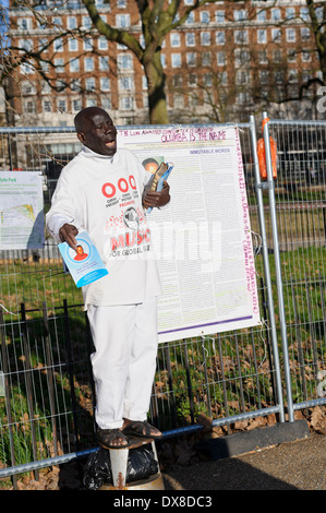 Ein schwarzer Mann, seine Ansichten zu den Mitgliedern der Öffentlichkeit bei der Speakers' Corner im Hype Park, London, Vereinigtes Königreich. Stockfoto