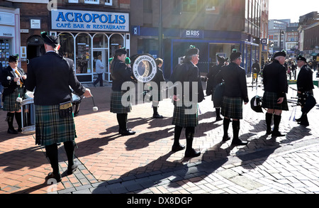 Die Birmingham irischen Pipes and Drums, die Teilnahme an einer St. Patricks Day-Prozession durch Derby Stadt Zentrum 15.03.2014 Stockfoto