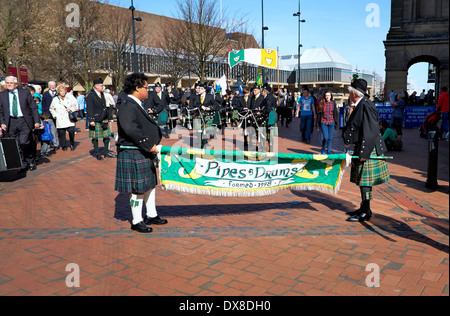 Die Birmingham irischen Pipes and Drums, die Teilnahme an einer St. Patricks Day-Prozession durch Derby Stadt Zentrum 15.03.2014 Stockfoto