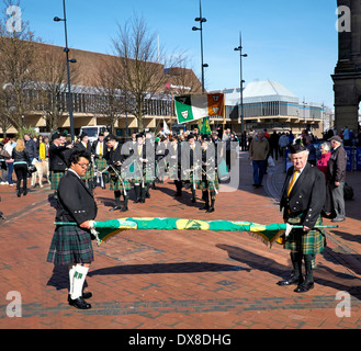 Die Birmingham irischen Pipes and Drums, die Teilnahme an einer St. Patricks Day-Prozession durch Derby Stadt Zentrum 15.03.2014 Stockfoto