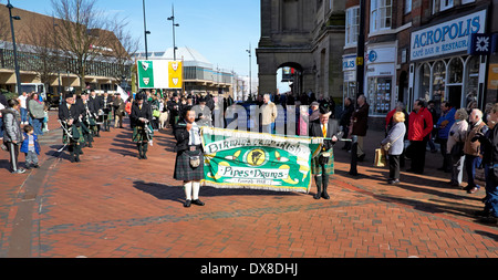 Die Birmingham irischen Pipes and Drums, die Teilnahme an einer St. Patricks Day-Prozession durch Derby Stadt Zentrum 15.03.2014 Stockfoto