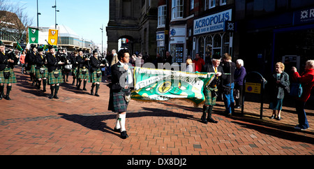 Die Birmingham irischen Pipes and Drums, die Teilnahme an einer St. Patricks Day-Prozession durch Derby Stadt Zentrum 15.03.2014 Stockfoto