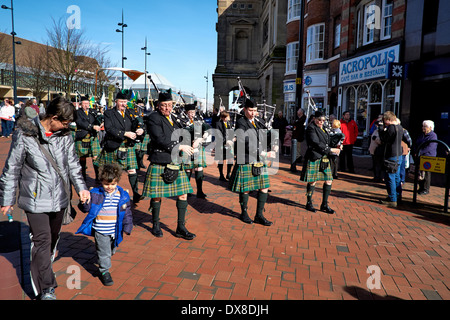 Die Birmingham irischen Pipes and Drums, die Teilnahme an einer St. Patricks Day-Prozession durch Derby Stadt Zentrum 15.03.2014 Stockfoto