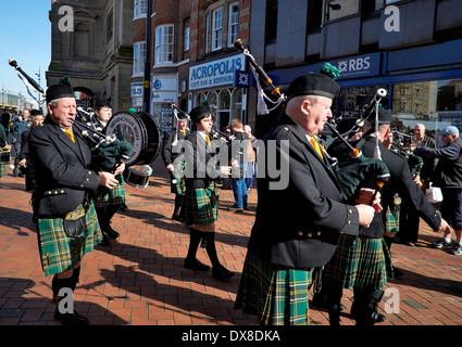 Die Birmingham irischen Pipes and Drums, die Teilnahme an einer St. Patricks Day-Prozession durch Derby Stadt Zentrum 15.03.2014 Stockfoto