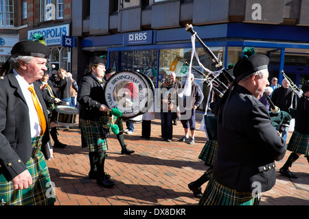 Die Birmingham irischen Pipes and Drums, die Teilnahme an einer St. Patricks Day-Prozession durch Derby Stadt Zentrum 15.03.2014 Stockfoto