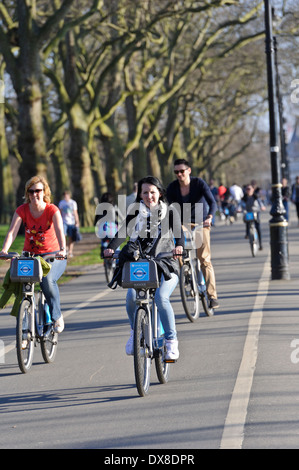 Radfahrer genießen Sie eine gemütliche Fahrt im Hyde Park, London, England, Vereinigtes Königreich. Stockfoto