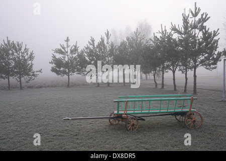 Malerische Beschriftung des nebligen Landschaft in Woiwodschaft Świętokrzyskie Berge, Polen Stockfoto