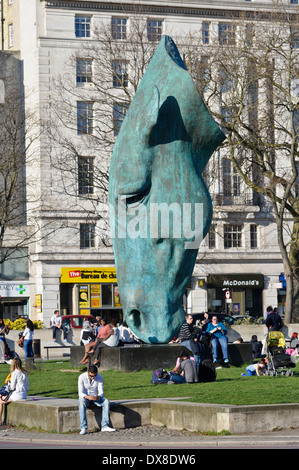 Eine 11 Meter hohe bronzene Pferdeskulptur "Stilles Wasser" von einem Pferdekopf von Nic Fiddian-Green ist in der Nähe von Marble Arch, London, England. Stockfoto