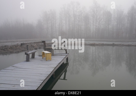 Malerische Beschriftung des nebligen Landschaft in Woiwodschaft Świętokrzyskie Berge, Polen Stockfoto