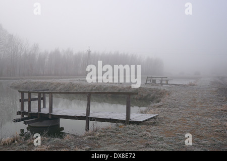 Malerische Beschriftung des nebligen Landschaft in Woiwodschaft Świętokrzyskie Berge, Polen Stockfoto