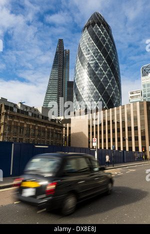 Ein London Black Cab fahren in der City of London, dem Finanz- und Geschäftsviertel der Hauptstadt, geht durch zwei Stockfoto