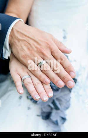 Braut und Bräutigam die Hände Stockfoto