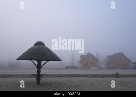 Malerische Beschriftung des nebligen Landschaft in Woiwodschaft Świętokrzyskie Berge, Polen Stockfoto