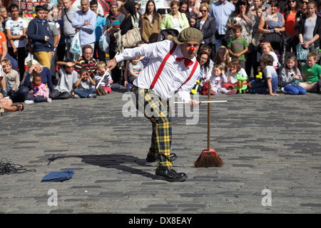 Street Performer Comedian Pedro Tochas aus Portugal unterhält ein Publikum auf der Royal Mile beim Edinburgh International Festival Fringe, Schottland, Großbritannien Stockfoto