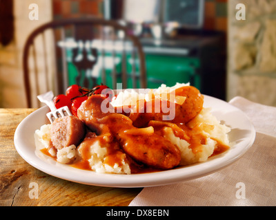 Traditionelle Kochwurst und Brei auf einem weißen Teller serviert in einer Tabelle Einstellung bereit zu essen Stockfoto