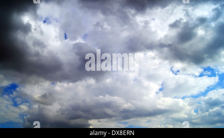 Schwere Wolken am Himmel vor dem Sturm Stockfoto