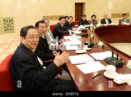 Peking, China. 20. März 2014. Yu Zhengsheng (vorne), Vorsitzender des Nationalkomitees der chinesischen politischen Beratenden Konferenz (CPPCC), leitet eine zweiwöchentliche Symposium der PKKCV zur Änderung der chinesischen Produktion Produktsicherheitsgesetz in Peking, Hauptstadt von China, 20. März 2014. © Liu Jiansheng/Xinhua/Alamy Live-Nachrichten Stockfoto