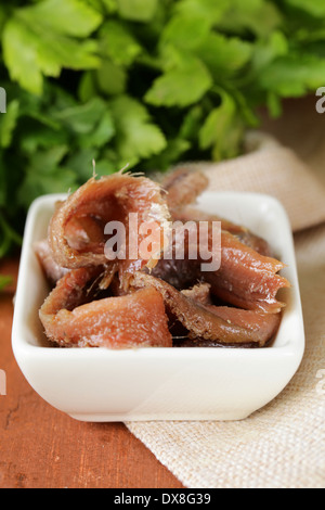 Marinierte Sardellen Filets in einer weißen Schüssel in Dosen Stockfoto