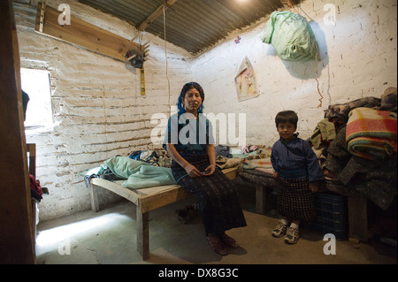 Maya einheimischen Familie zu Hause in San Antonio Palopo, Solola, Guatemala. Stockfoto