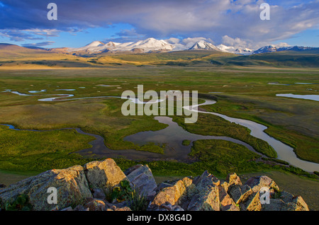 Akalakha River und dem Tabyn-Bogdo-Ola-Gebirge. Das Ukok-Plateau. Altai-Gebirge. Russland Stockfoto