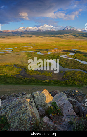 Akalakha River und dem Tabyn-Bogdo-Ola-Gebirge. Das Ukok-Plateau. Altai-Gebirge. Russland Stockfoto