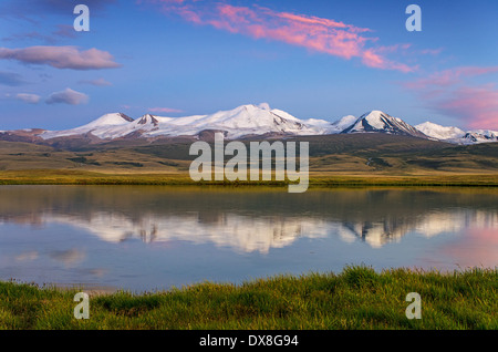 Tabyn-Bogdo-Ola Berge bei Sonnenuntergang. Das Ukok-Plateau. Altai-Gebirge. Russland Stockfoto