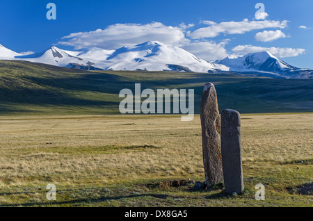 Tabyn-Bogdo-Ola-Gebirge und alten steinernen Figuren der türkischen Krieger. Das Ukok-Plateau. Altai-Gebirge. Russland Stockfoto