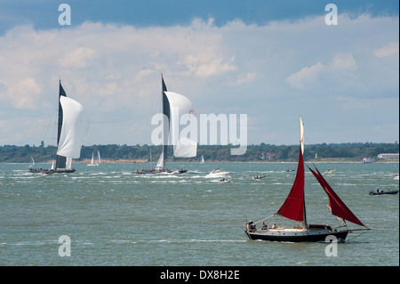 Boote in allen Formen und Größen im Solent Segeln in der Nähe von der Isle Of Wight, England. Stockfoto