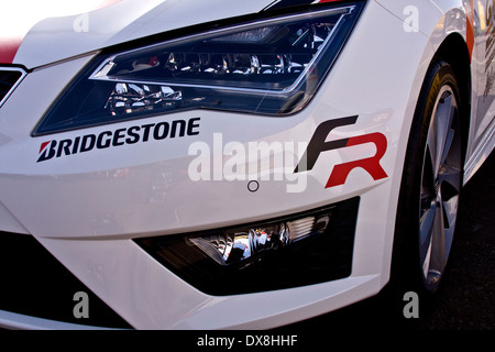 Der neue SEAT Leon-Sportwagen mit Bridgestone-Reifen-Aufkleber auf der Vorderseite auf dem Alistair Fleming-Autohaus in Dundee, Großbritannien Stockfoto