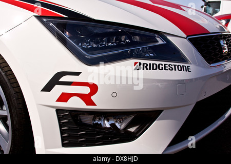 Ein brandneues SEAT-Leon-Sportwagen mit Bridgestone-Reifen-Aufkleber auf der Vorderseite auf dem Alistair Fleming-Autohaus in Dundee, Großbritannien Stockfoto