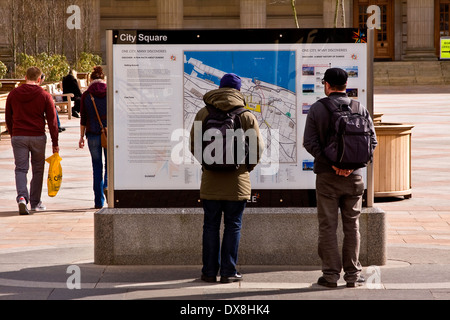 Zwei Touristen, die gerne in der Tourist Information Board für Richtungen in zentralen Dundee, Großbritannien Stockfoto