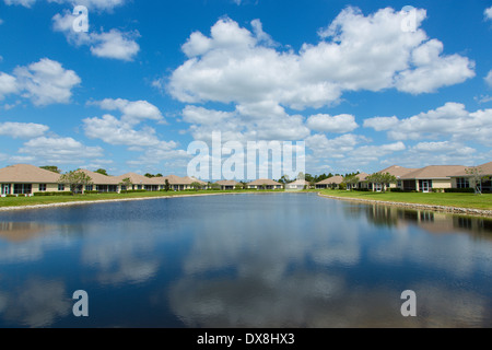 Häuser rund um den kleinen See im Wohnsiedlung in North Port Florida Stockfoto