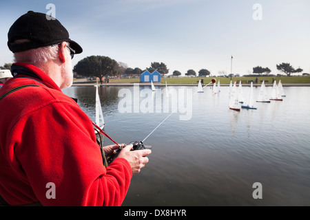 Ferngesteuerte Modell-Yacht-Enthusiasten racing auf Canoe Lake Southsea. Stockfoto