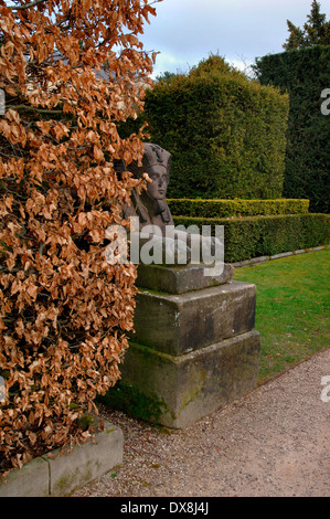 Eine von mehreren Stein Sphingen, die den ägyptischer Garten Biddulph Grange. Stockfoto