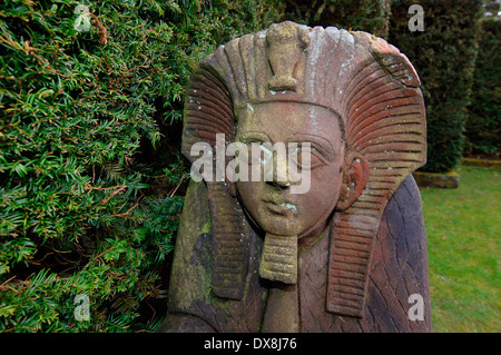 Eine von mehreren Stein Sphingen, die den ägyptischer Garten Biddulph Grange. Stockfoto