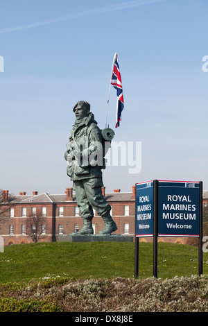 Statue der Marine mit Union Jack-Flagge am Eingang zum Royal Marines Museum Southsea. Stockfoto