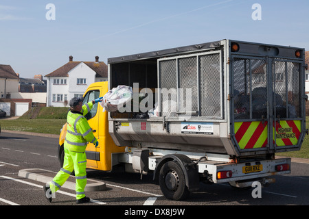 Des Rates Arbeiter in Warnkleidung werfen Müll in kleine Sammlung Müllwagen. Stockfoto