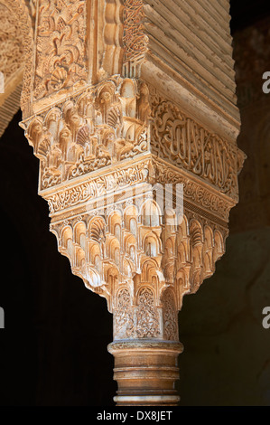 Nasriden Mocarabe arabischen Säulen und Kapitelle im Innenhof der Palacios Nazaries, Alhambra. Granada, Stockfoto