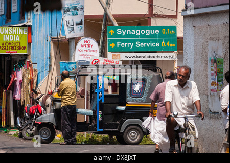 Süd Süd Indien Kerala Cochin Kochi Jude Stadt Mattancherry Straße Schild Schilder Synagoge Ferry Service Tuk Tuk Fahrer Stockfoto