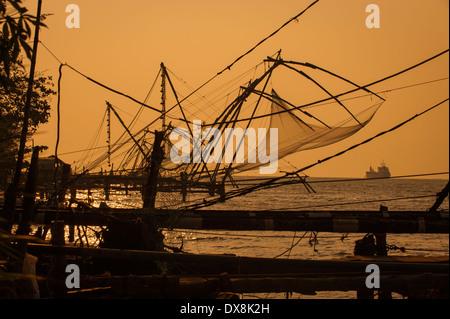 Süd Indien Kerala Fort Cochin kochi Chinesische Fischernetze, cheena Vala 1350 - 1450 Dämmerung Sonnenuntergang Abend gelb Himmel Stockfoto